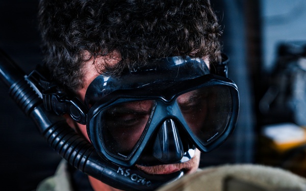 EOD Technicians Conduct Helocast Operations During Mine Countermeasures Training