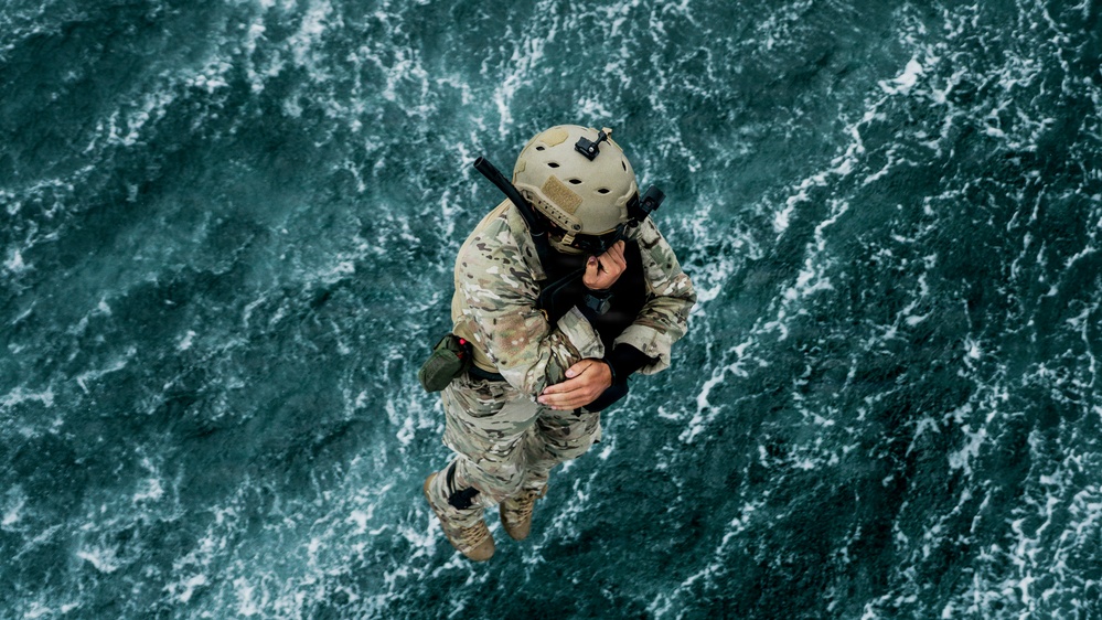 EOD Technicians Conduct Helocast Operations During Mine Countermeasures Training