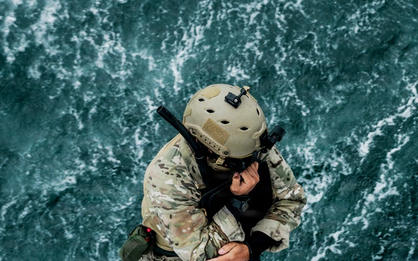 EOD Technicians Conduct Helocast Operations During Mine Countermeasures Training