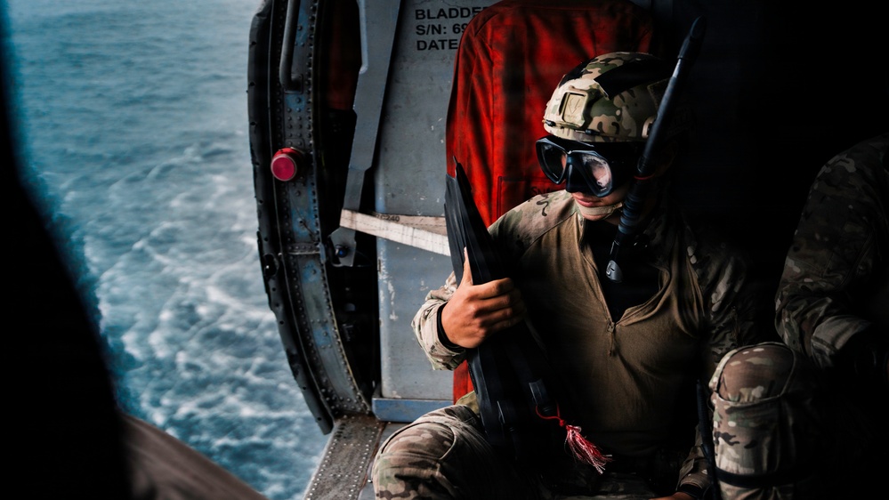 EOD Technicians Conduct Helocast Operations During Mine Countermeasures Training