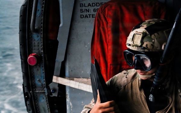 EOD Technicians Conduct Helocast Operations During Mine Countermeasures Training