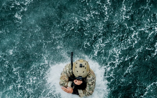 EOD Technicians Conduct Helocast Operations During Mine Countermeasures Training