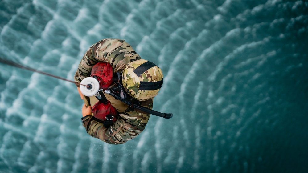 EOD Technicians Conduct Helocast Operations During Mine Countermeasures Training