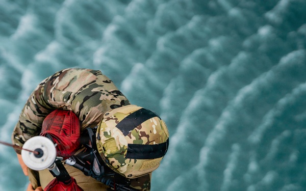 EOD Technicians Conduct Helocast Operations During Mine Countermeasures Training