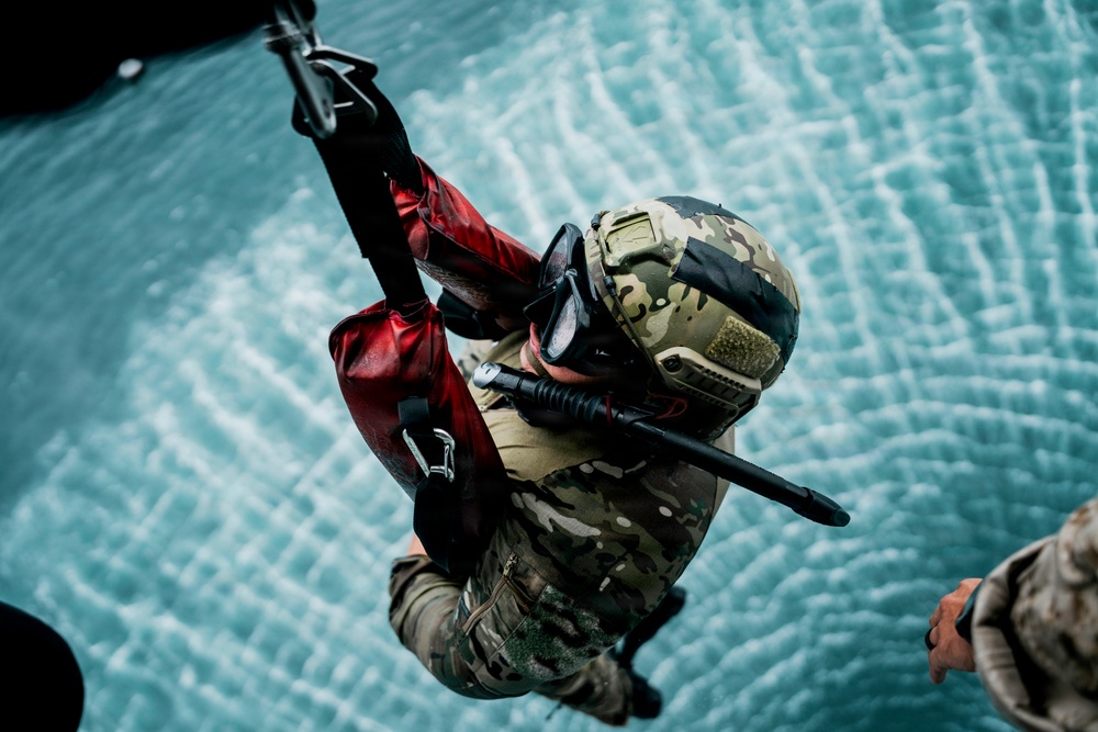 EOD Technicians Conduct Helocast Operations During Mine Countermeasures Training