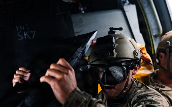 EOD Technicians Conduct Helocast Operations During Mine Countermeasures Training