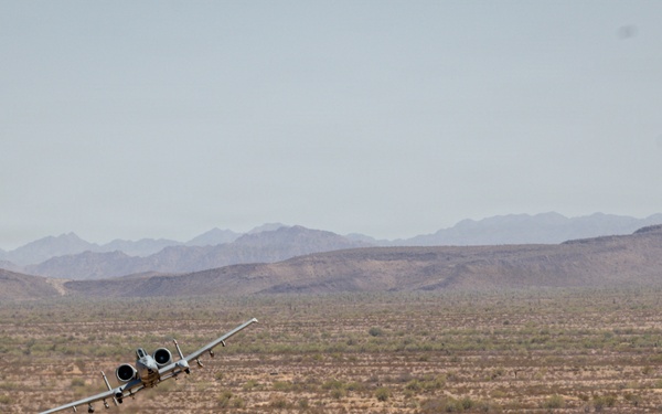 4th, 5th Air Naval Gunfire Liaison Company Marines conduct live-fire close air support