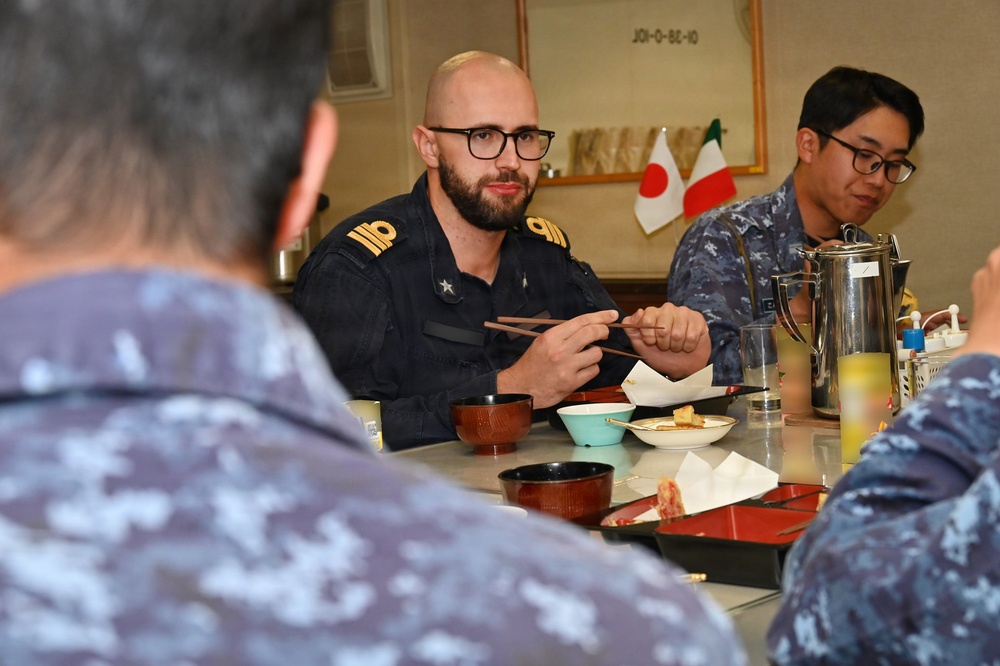 Italian Navy weapons officer visits JS KONGO during RIMPAC 2026