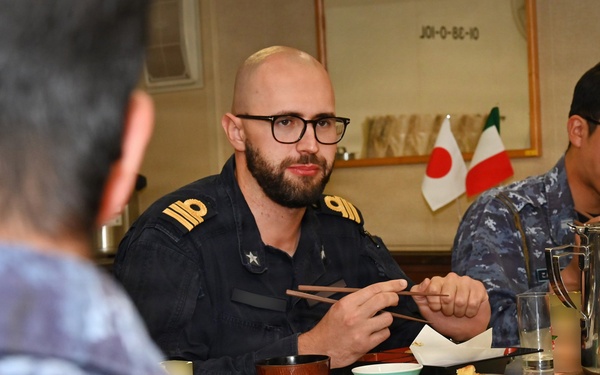 Italian Navy weapons officer visits JS KONGO during RIMPAC 2026