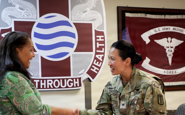 USARPAC commanding general’s spouse visits BDAACH to discuss military family healthcare