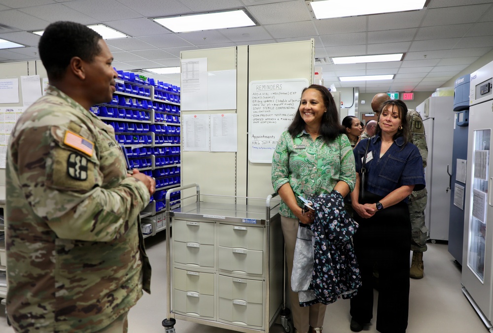 USARPAC commanding general’s spouse visits BDAACH to discuss military family healthcare
