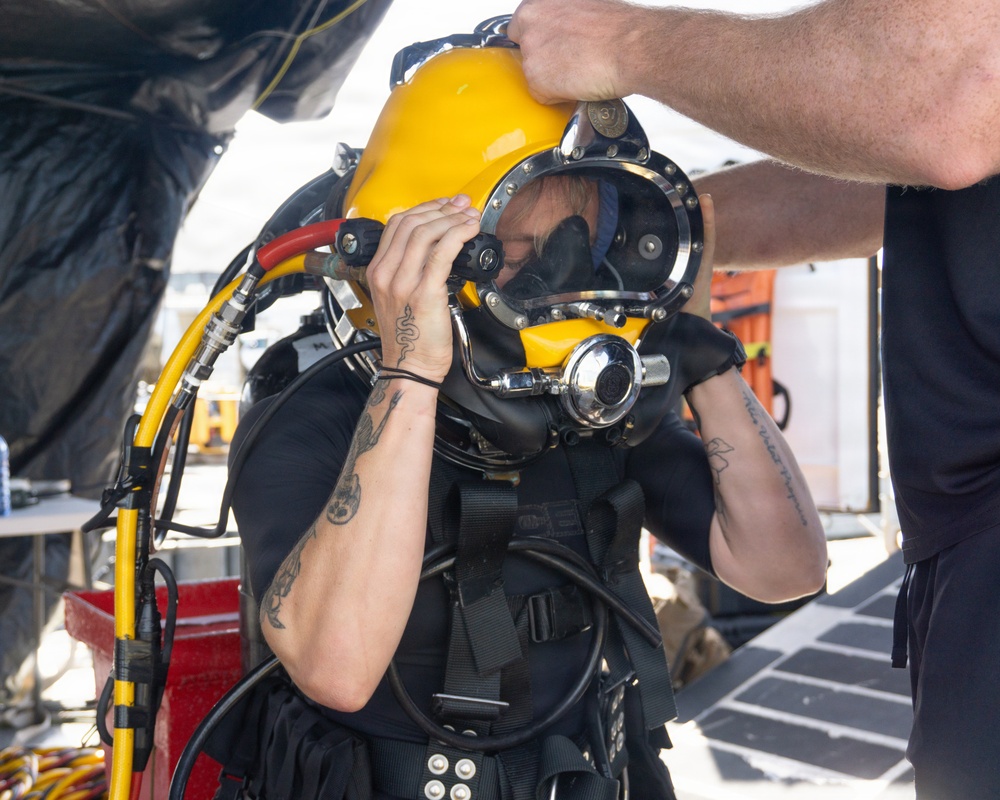 Multinational Navy divers conduct diving operations during RIMPAC 2026