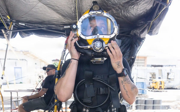 Multinational Navy divers conduct diving operations during RIMPAC 2026