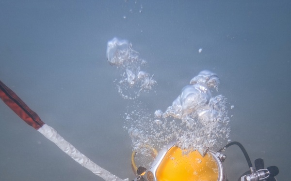Multinational Navy divers conduct diving operations during RIMPAC 2026