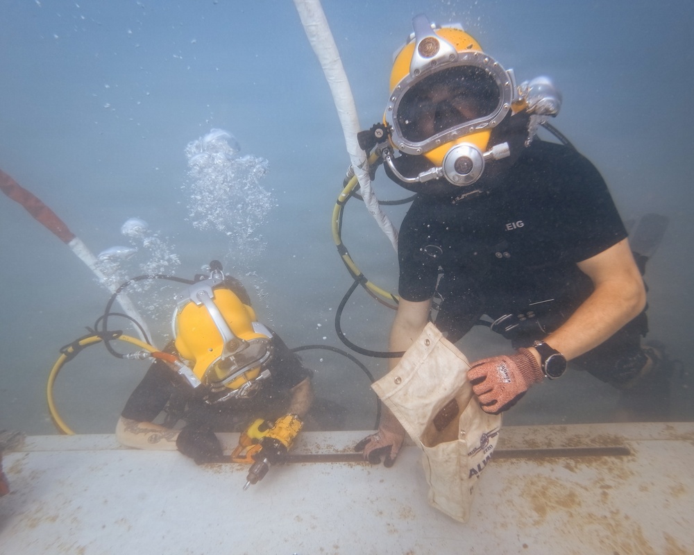 Multinational Navy divers conduct diving operations during RIMPAC 2026