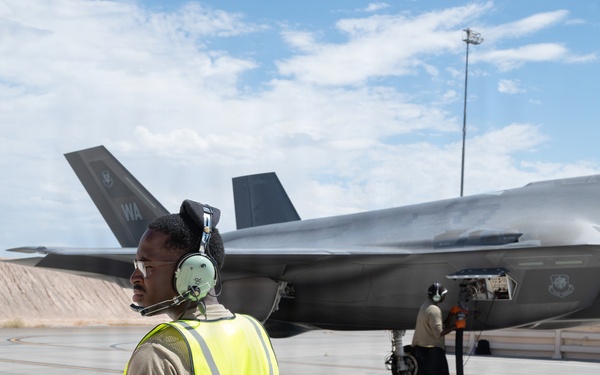 Exercise Rogue Wave showcases hot-pit refueling surge