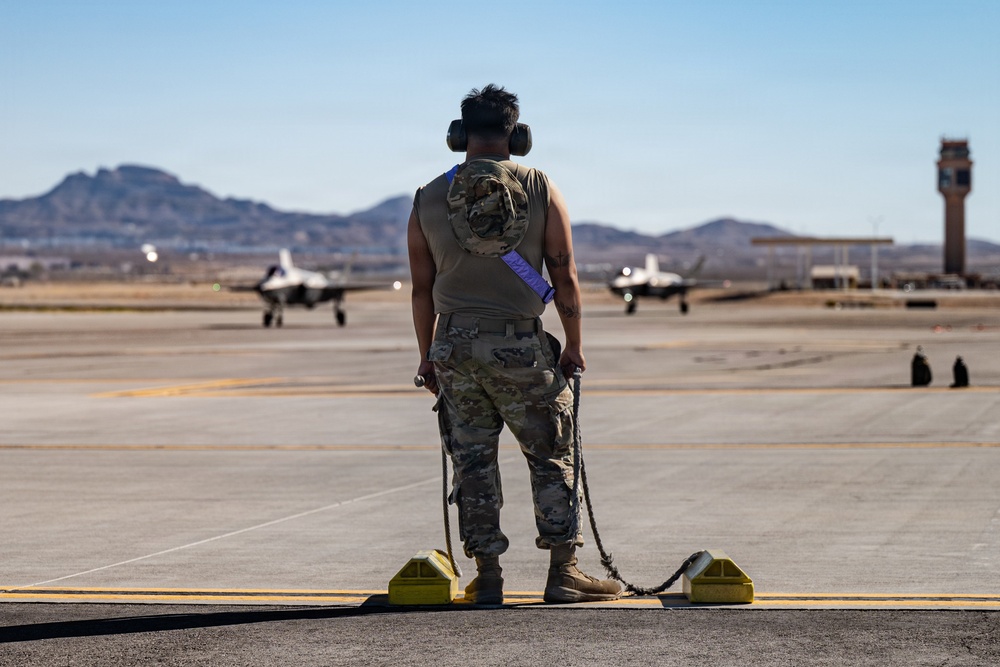 Exercise Rogue Wave showcases hot-pit refueling surge