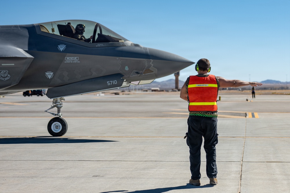Exercise Rogue Wave showcases hot-pit refueling surge