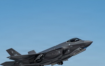 Exercise Rogue Wave showcases hot-pit refueling surge