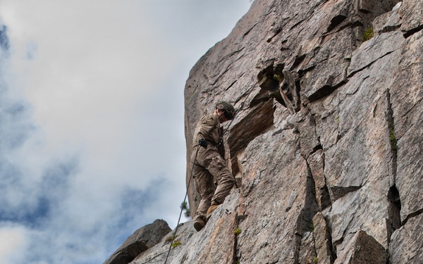 MTX 26-3 | 3/25 Conducts a Rappelling Course