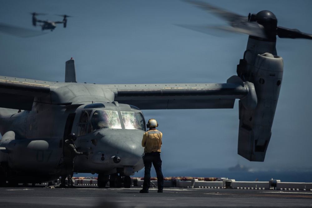 13th MEU | VMM 364 (Rein.) Flies Aboard USS Makin Island