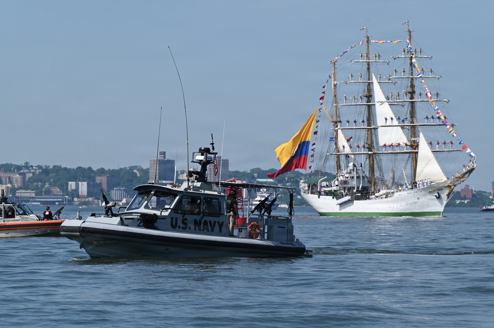 MSRON-4 Provides Waterside Security During International Naval Review 250
