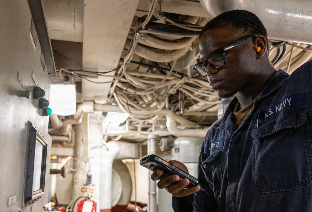 USS Mustin conducts routine operations