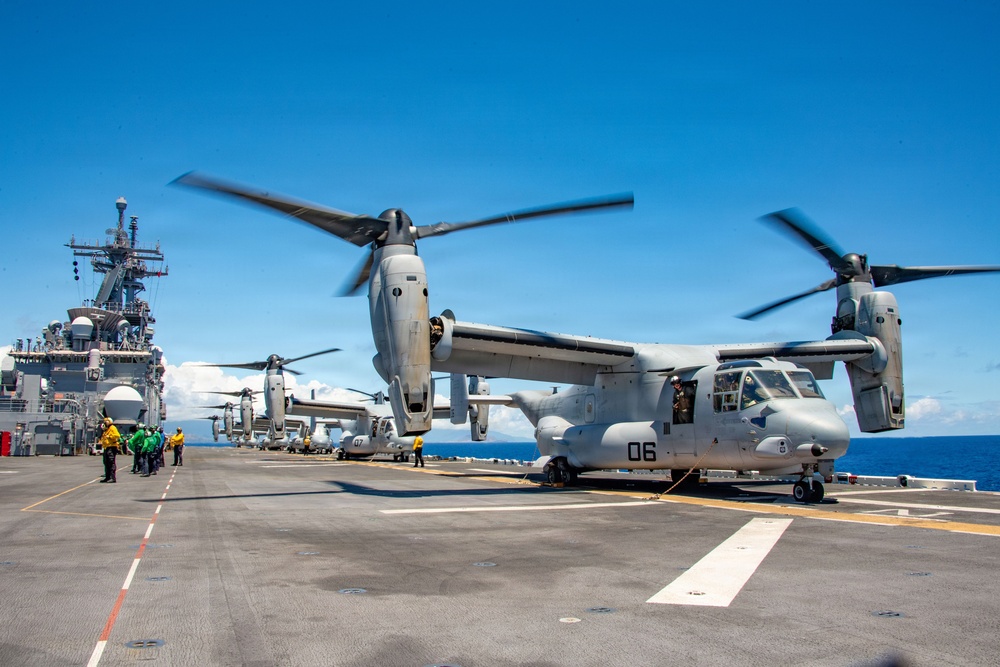 USS Essex Host Distinguished Visitors