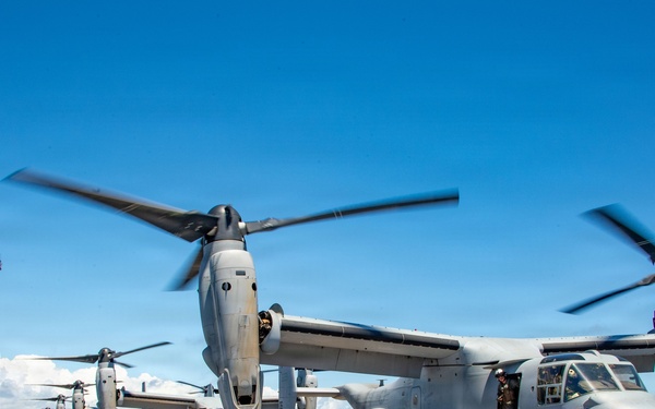 USS Essex Host Distinguished Visitors