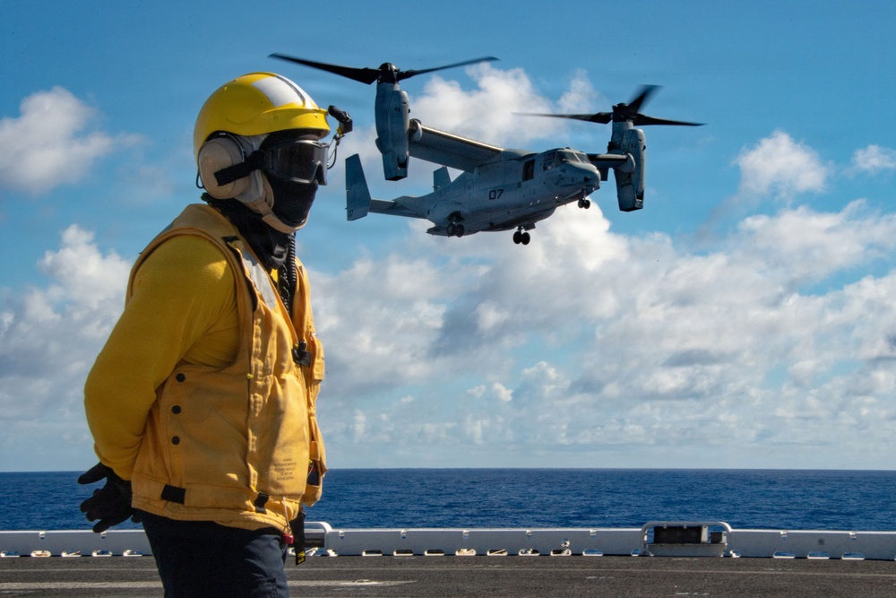USS Essex hosts distinguished visitors