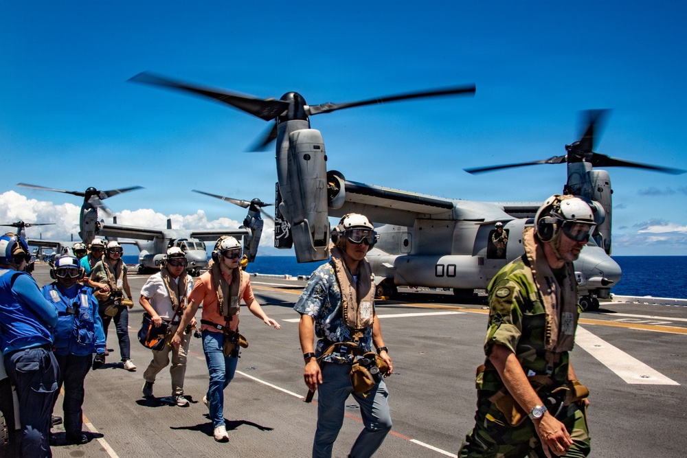 USS Essex hosts distinguished visitors