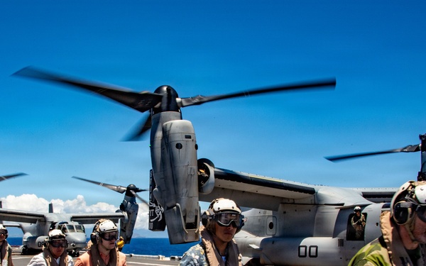 USS Essex hosts distinguished visitors