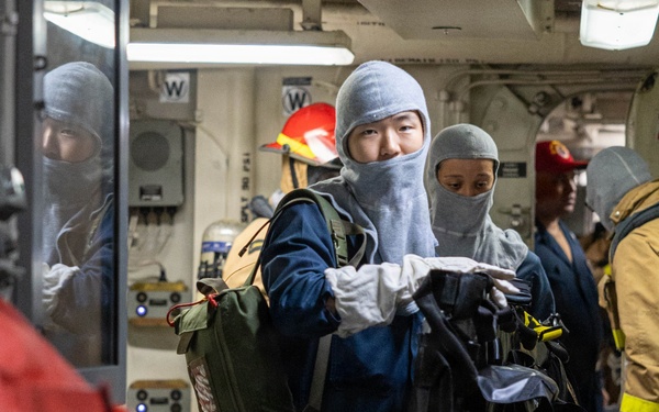 USS Mustin conducts an integrated training team drill