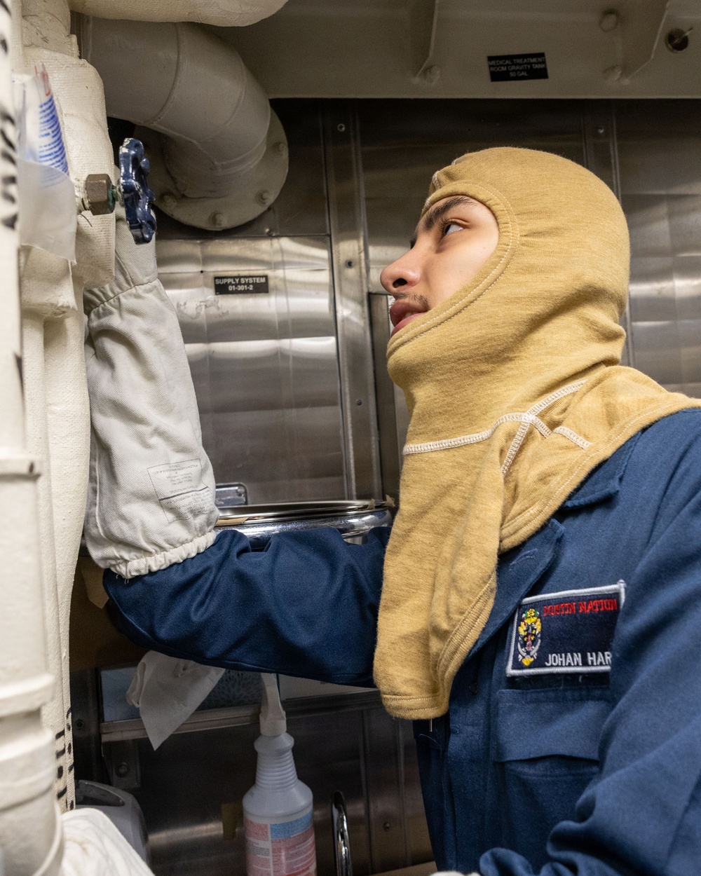 USS Mustin conducts an integrated training team drill