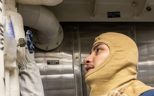 USS Mustin conducts an integrated training team drill