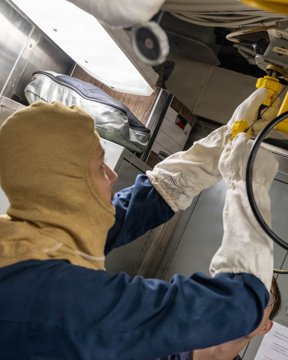 USS Mustin conducts an integrated training team drill