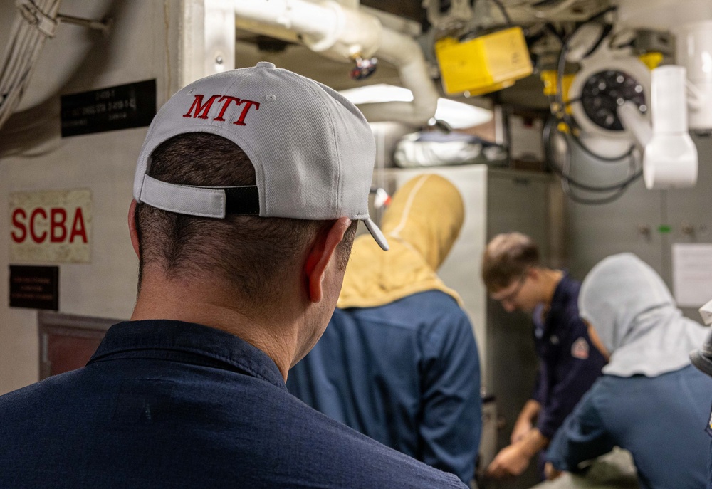USS Mustin conducts an integrated training team drill