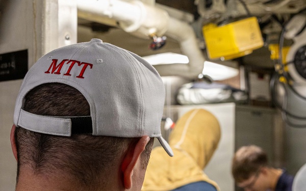 USS Mustin conducts an integrated training team drill