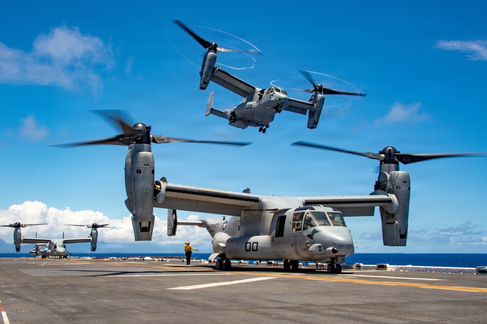 USS Essex hosts distinguished visitors