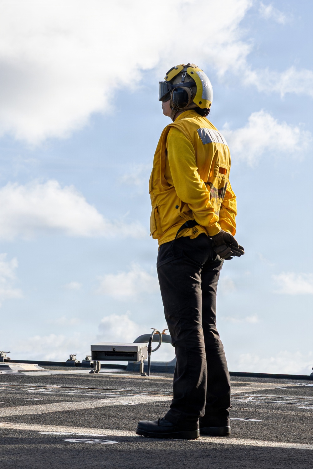 USS Mustin conducts flight operations