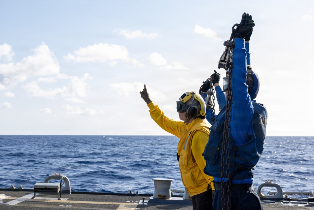 USS Mustin conducts flight operations