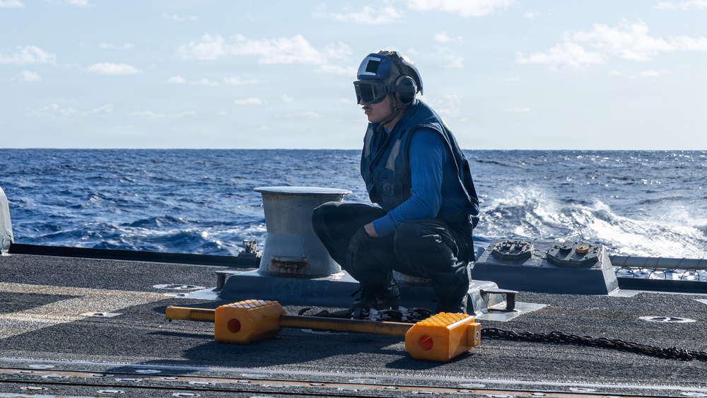 USS Mustin conducts flight operations