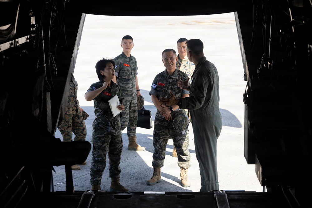 Commanding General of MARFORK, ROK Marine Corps Deputy Commandant tour MCAS Futenma