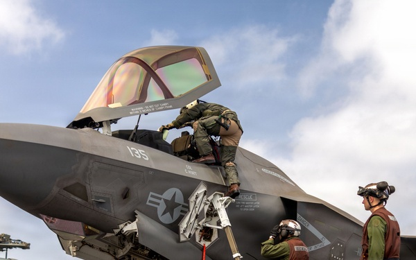 11th MEU Marines, Sailors Conduct Flight Operations Aboard USS Boxer