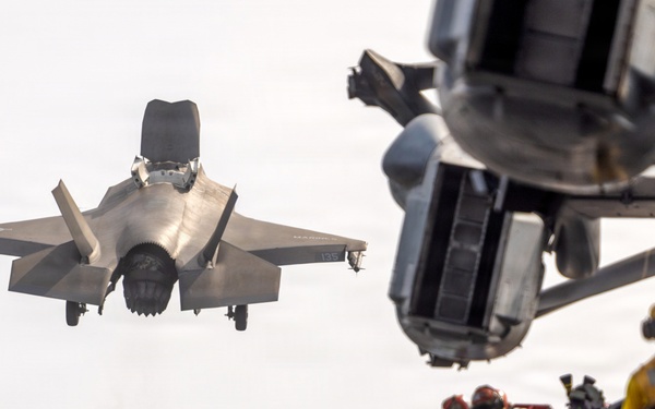 11th MEU Marines, Sailors Conduct Flight Operations Aboard USS Boxer