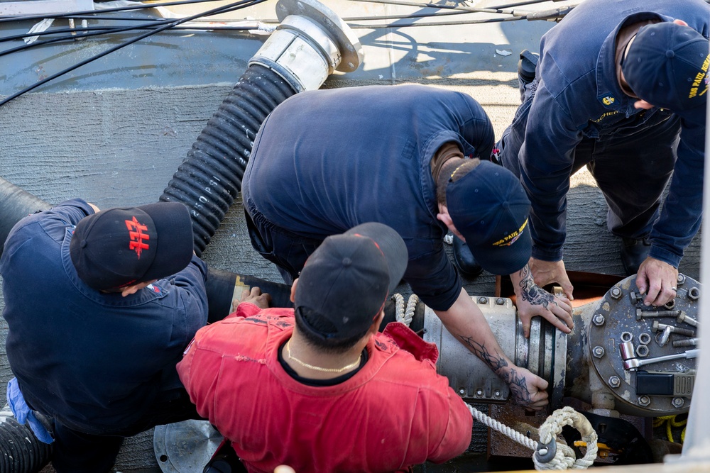 DDG 117 Refuels In Souda Bay
