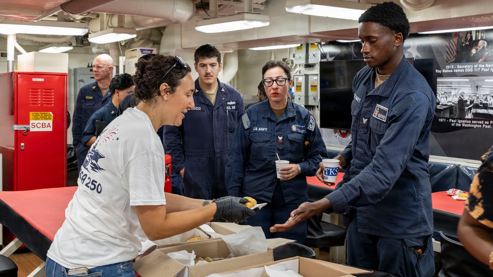 USO Visits DDG 117 In Souda Bay