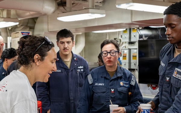 USO Visits DDG 117 In Souda Bay