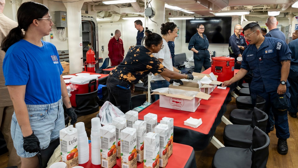 USO Visits DDG 117 In Souda Bay