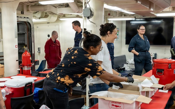 USO Visits DDG 117 In Souda Bay
